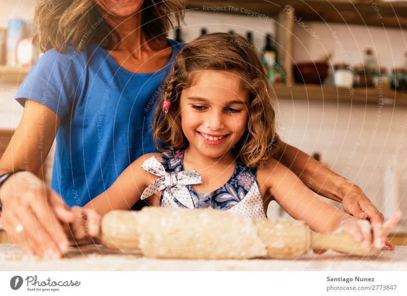 Kleinkind Mädchen knetenden Teig vorbereiten für das Backen von Keksen. Mutter Koch kochen & garen Küche Mehl Schokolade Tochter Tag Glück Freude