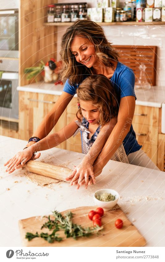 Kleinkind Mädchen knetenden Teig vorbereiten für das Backen von Keksen. Mutter Koch kochen & garen Küche Mehl Schokolade Tochter Teigwaren Tag Glück Freude