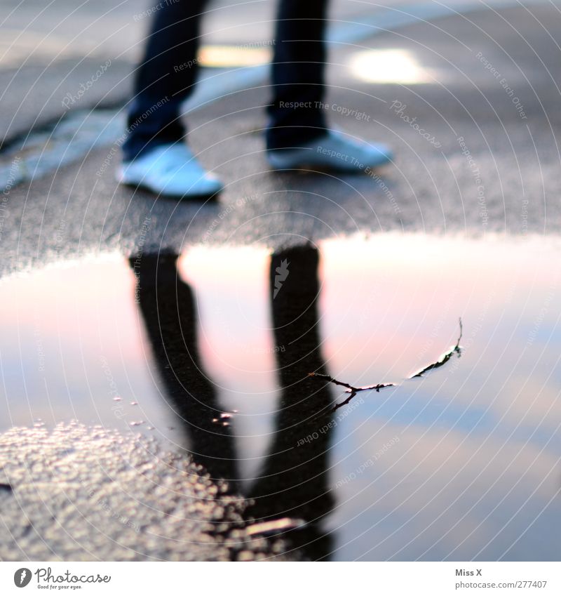Spiegel Mensch Beine Fuß 1 Wasser schlechtes Wetter Regen nass Pfütze Spiegelbild Wasserspiegelung Farbfoto mehrfarbig Außenaufnahme Dämmerung