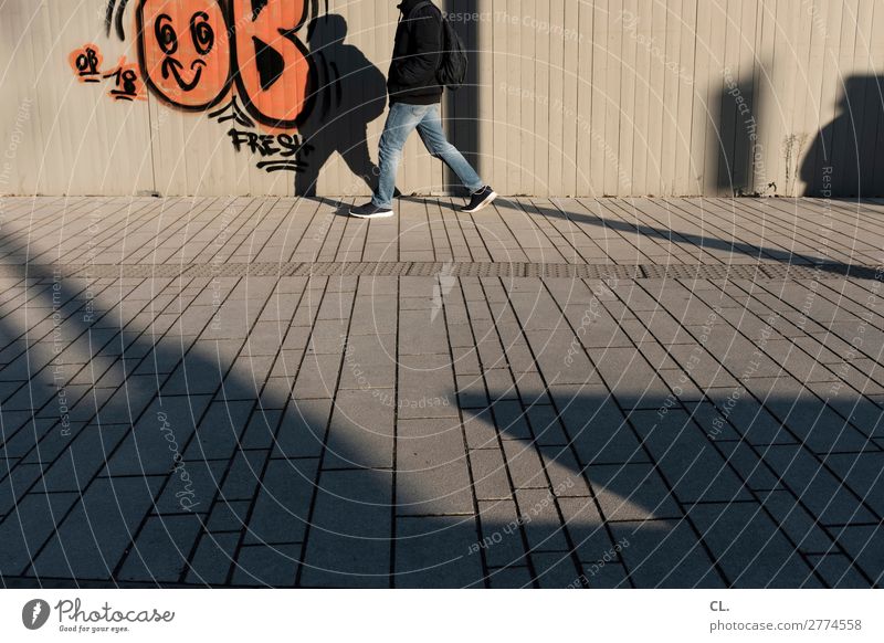 fußgänger Mensch maskulin Junger Mann Jugendliche Erwachsene Leben Beine 1 18-30 Jahre 30-45 Jahre Düsseldorf Stadt Mauer Wand Verkehrswege Fußgänger