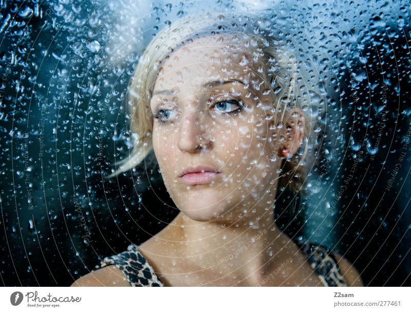 daydream Stil Mensch feminin Junge Frau Jugendliche 18-30 Jahre Erwachsene Wassertropfen schlechtes Wetter Regen Fenster Piercing blond langhaarig Denken