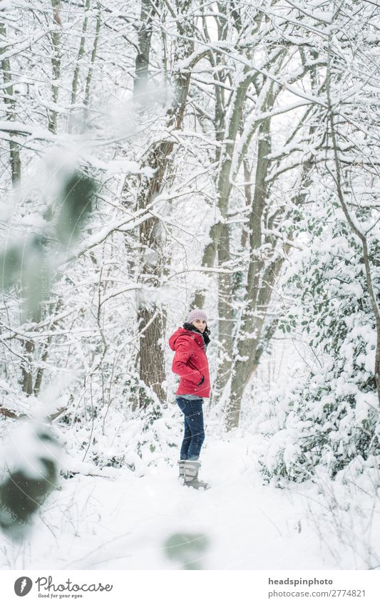Frau mit roter Jacke im Schnee (Wald) Freude Leben Winterurlaub Berge u. Gebirge wandern feminin Junge Frau Jugendliche Erwachsene 1 Mensch Umwelt Natur
