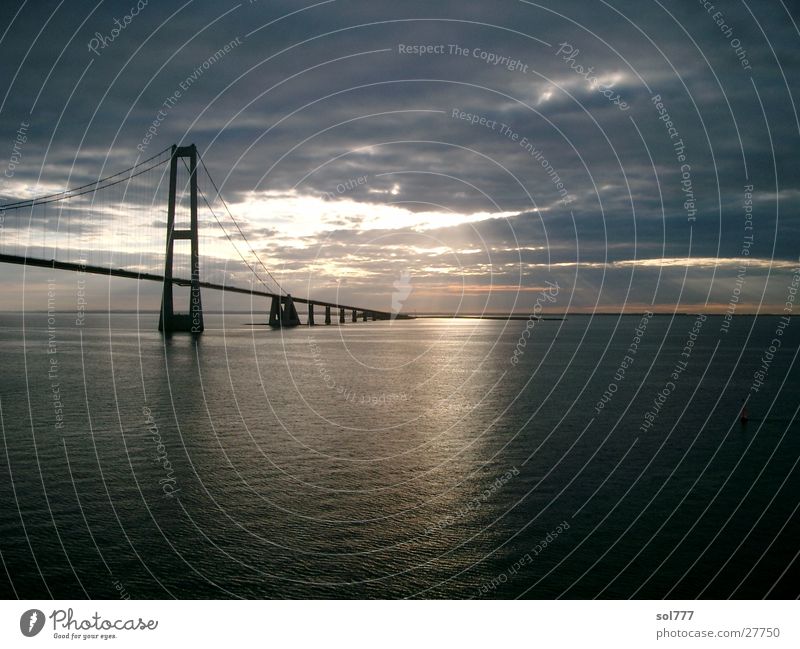 zwischen Kiel und Oslo Meer Fähre unterwegs Ferne Brücke Sonne Wasser