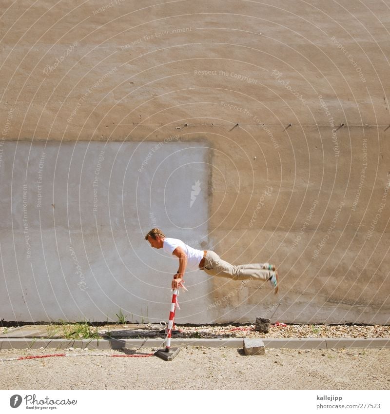 olympisch Mensch Mann Erwachsene 1 springen Barriere skurril sportlich Farbfoto Außenaufnahme Textfreiraum oben Kontrast Ganzkörperaufnahme Blick nach unten