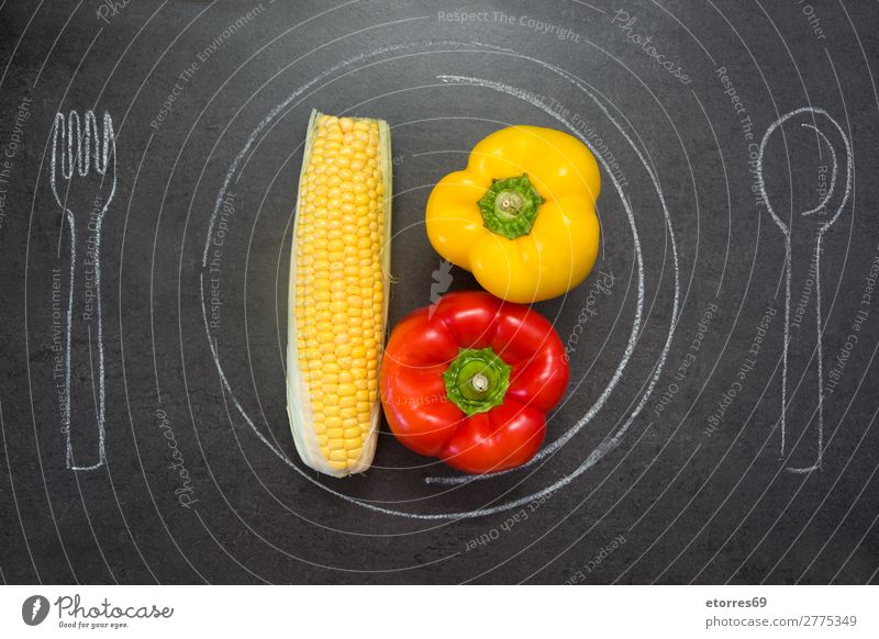 Mais und Paprika auf Schieferplatte Pfeffer Teller Löffel Gabel Kreide Tisch Lebensmittel Gesunde Ernährung Foodfotografie Diät Gemüse gelb rot Gesundheit Küche
