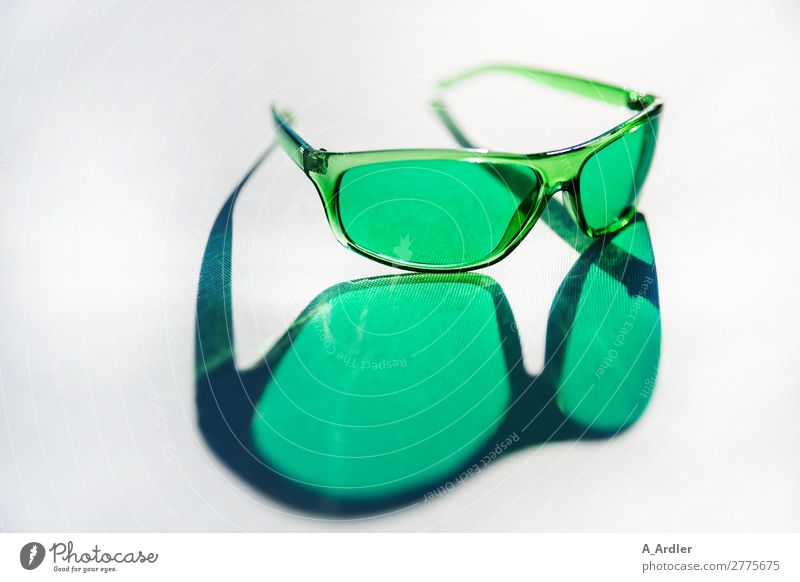 grüne Brille Lifestyle elegant Stil Design schön Sommer Sommerurlaub Sonne Sonnenbad Strand Meer Frühling Schönes Wetter Mode Accessoire Sonnenbrille Kunststoff