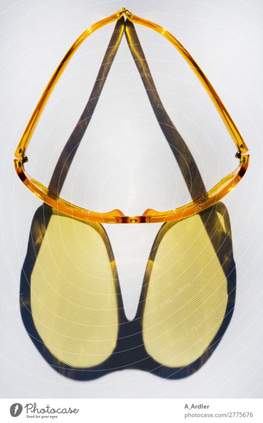gelbe Sonnenbrille mit Schatten Lifestyle Stil Design lesen Ferien & Urlaub & Reisen Sommer Sommerurlaub Fahrradfahren Mode Accessoire Brille Kunststoff Blick