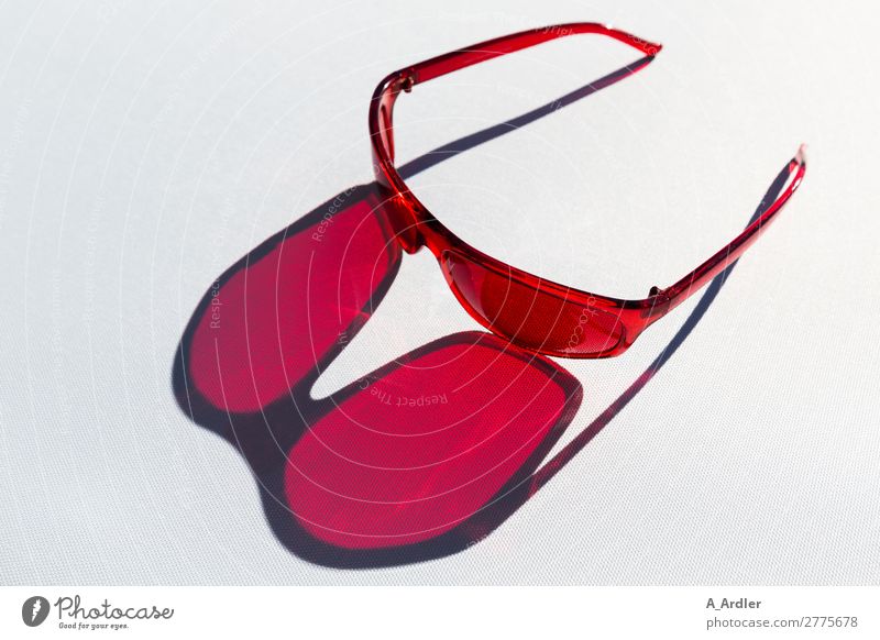 coole Sonnenbrille in rot Lifestyle kaufen Stil Design schön Freizeit & Hobby Ferien & Urlaub & Reisen Sommer Sommerurlaub Sonnenbad Kunst Mode Accessoire
