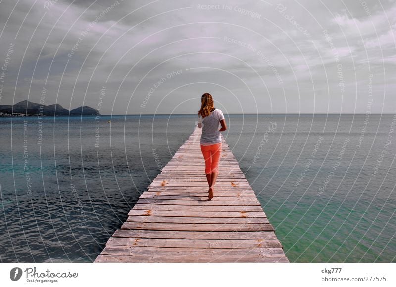 Sea Walking feminin Junge Frau Jugendliche Erwachsene 1 Mensch Wasser Meer gehen laufen Farbfoto Gedeckte Farben Außenaufnahme Textfreiraum oben Tag Totale