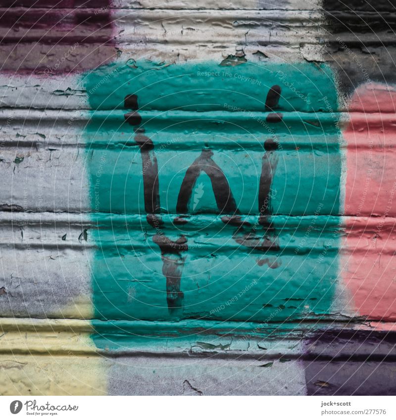 "W" geschrieben auf einem bunten Rollladen Holz Graffiti Streifen einfach türkis Kreativität Lack lackiert abgeplatzt gesprüht Straßenkunst Farbanstrich