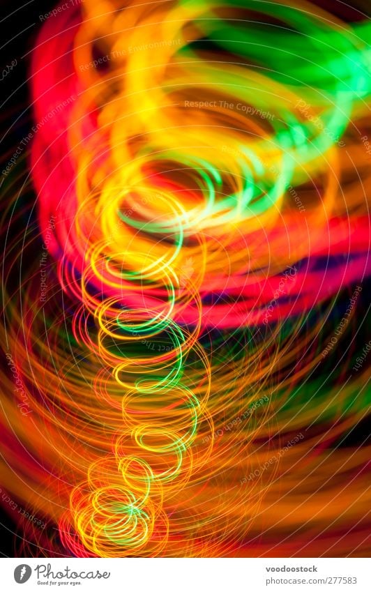Lebhaftes Licht lackierter Whirlpool Tanzen Energiewirtschaft Linie hell Geschwindigkeit grün orange rot schwarz Farbe glühen Spirale Spur Wirbel Kurve