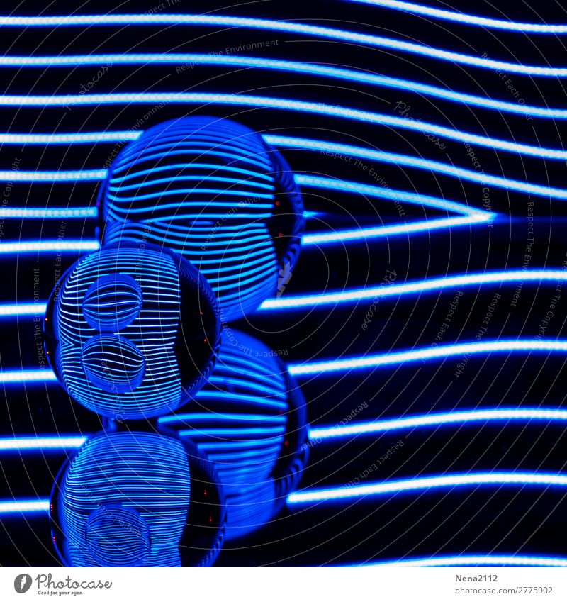 Blue reflections II Kunst rund blau Kugel Glaskugel Reflexion & Spiegelung Leuchtdiode Lichtmalerei Streifen Linie Farbfoto Innenaufnahme Studioaufnahme