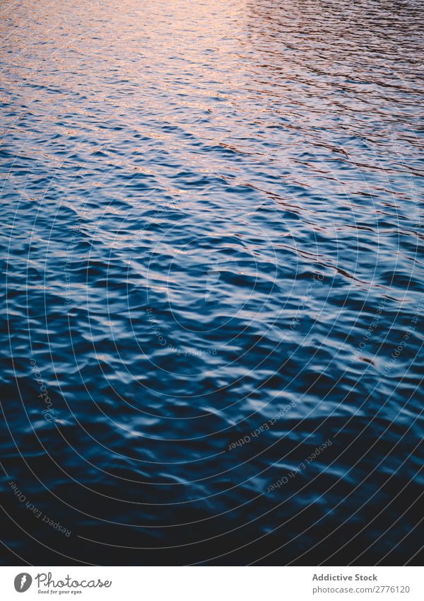 Wellen des blauen Wassers Oberfläche Hintergrundbild Rippeln Meer ruhig Konsistenz glänzend friedlich Farbe frisch texturiert abstrakt Natur liquide anschaulich