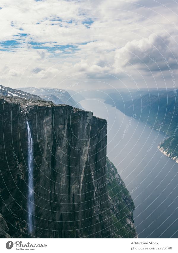 Atemberaubende Aussicht auf riesige Felsen mit Wasserfall Höhe Landschaft dramatisch Freiheit Kaskade Berge u. Gebirge Panorama (Bildformat) Natur strömen