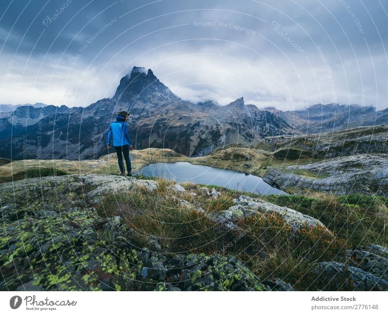 Reisender, der allein in den Bergen posiert. Mensch Wolken Berge u. Gebirge träumen Reichweite Panorama (Bildformat) ruhig Natur See geheimnisvoll Erkundung