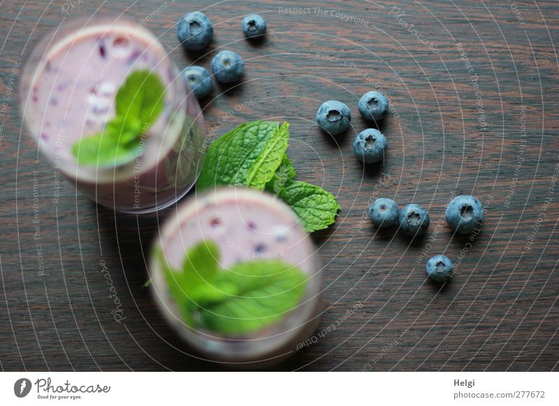 Blaubeer-Smoothie... Lebensmittel Milcherzeugnisse Frucht Blaubeeren Minzeblatt Bioprodukte Vegetarische Ernährung Getränk Erfrischungsgetränk Milchshake Glas