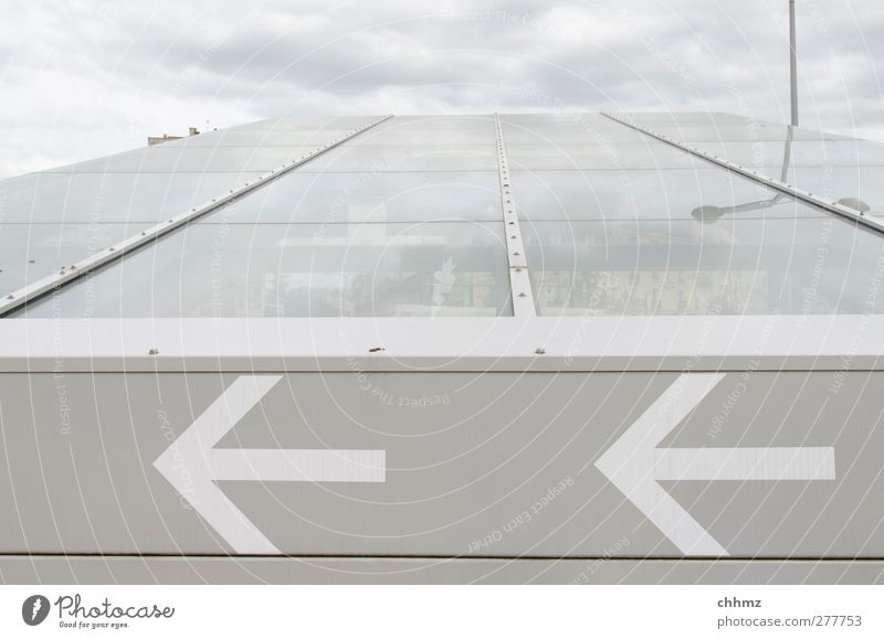 <-- <-- Dach Pfeil grau weiß Glas Glasdach Schutz Richtung links Reflexion & Spiegelung Wolken bedeckt Stadt Hinweis Froschperspektive 2 Farbfoto