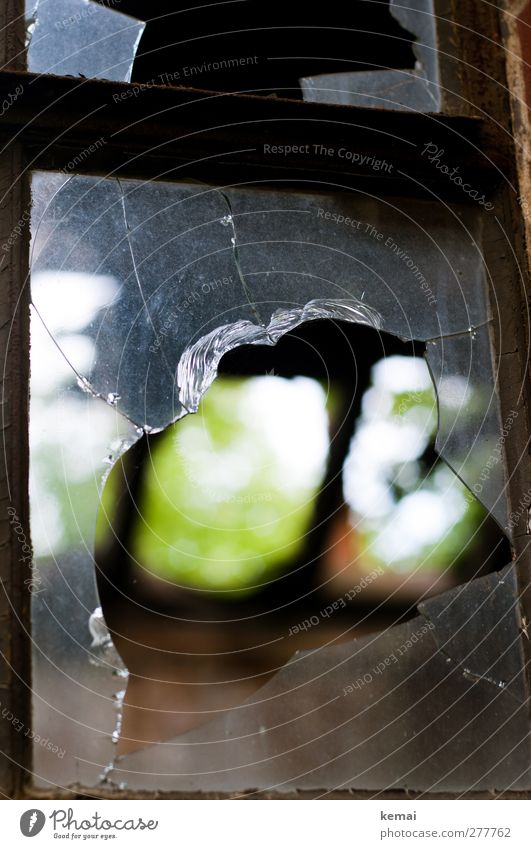 AST5 | Luftloch Haus Hütte Ruine Gebäude Fenster Fensterscheibe Scherbe Glas kaputt Zerstörung Verfall eingeschlagen Loch Riss Farbfoto Gedeckte Farben