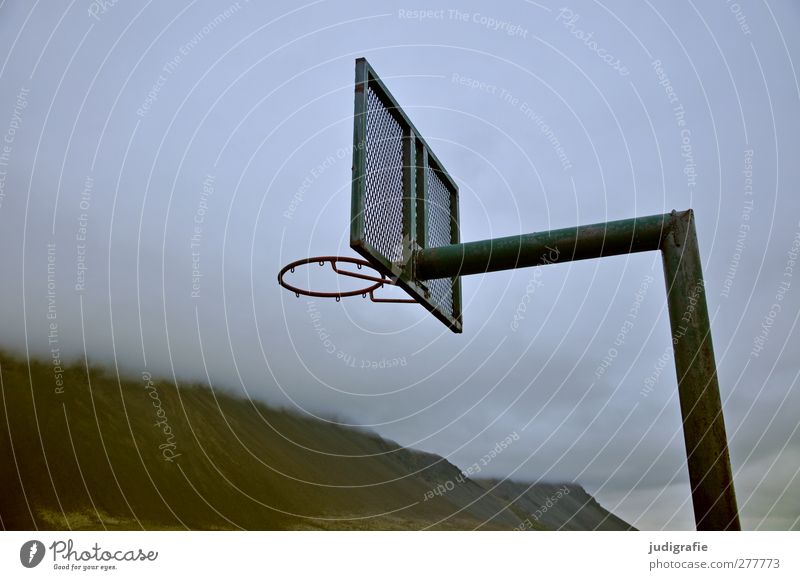 Island Sport Ballsport Basketball Basketballkorb Sportstätten Umwelt Natur Landschaft Wolken Klima schlechtes Wetter Hügel Felsen Berge u. Gebirge