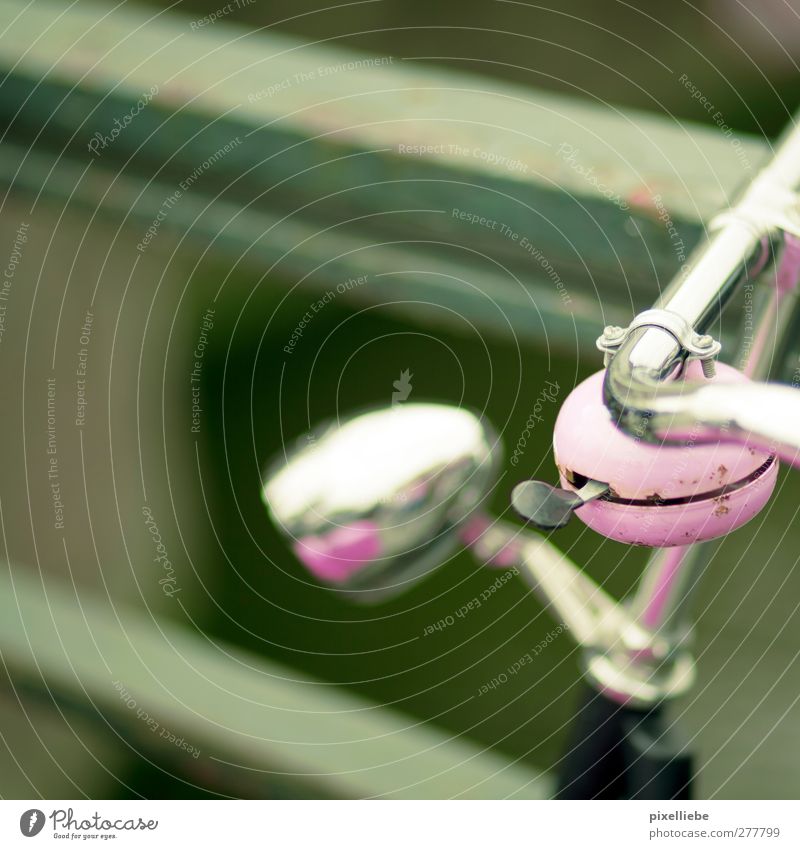 Rosa Fahrrad-Hupe Klingel Metall Stahl rosa Fahrradklingel Fahrradlenker Farbfoto Außenaufnahme Nahaufnahme Menschenleer Tag Schwache Tiefenschärfe