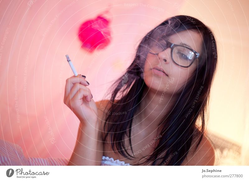 just blowin' smoke Lifestyle Stil Rauchen Rauschmittel Schlafzimmer feminin Junge Frau Jugendliche 1 Mensch 18-30 Jahre Erwachsene Brille schwarzhaarig schön