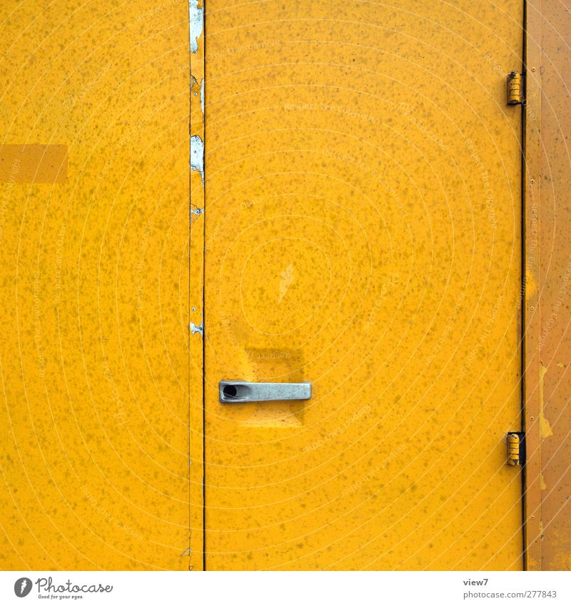 entrance Mauer Wand Tür Verkehr Fahrzeug Lastwagen Bus Reisebus Metall Linie Streifen alt ästhetisch authentisch einfach frisch modern positiv gelb Farbe