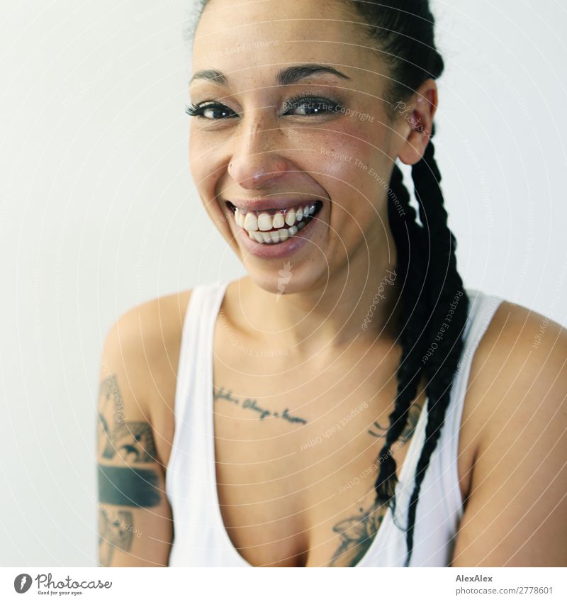 Portrait einer tättowierten Frau die lacht Lifestyle exotisch schön Haut Leben Junge Frau Jugendliche 30-45 Jahre Erwachsene Hemd Tattoo schwarzhaarig