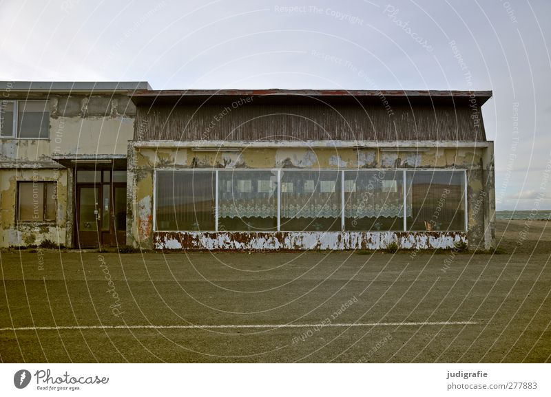 Island Dorf Menschenleer Haus Bauwerk Gebäude Fassade Fenster Straße dunkel trashig Stimmung ruhig Verfall Vergänglichkeit Wandel & Veränderung Farbfoto
