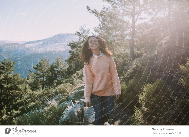 Eine Frau geht mit einem großen Lächeln auf den Berg. Lifestyle Gesundheit Leben Freizeit & Hobby Abenteuer Freiheit Berge u. Gebirge wandern Mensch feminin