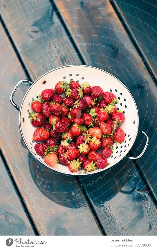 Schüssel mit frischen Erdbeeren besprüht Regentropfen auf Holztisch Frucht Vegetarische Ernährung Schalen & Schüsseln Sommer Tisch Natur lecker natürlich saftig