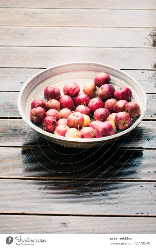 Nahaufnahme der großen Schüssel mit frischen roten Äpfeln auf einem Holztisch Gemüse Frucht Apfel Vegetarische Ernährung Schalen & Schüsseln Sommer Tisch Natur