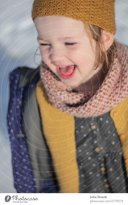 Mädchen lachen Winter Sonne feminin Kleinkind 1 Mensch 1-3 Jahre Frühling Schnee Jacke Schal Stirnband blond kurzhaarig Lächeln leuchten Fröhlichkeit lustig