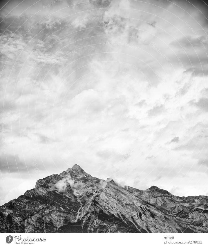 Zeichnung Umwelt Natur Himmel Wolken Klima Wetter Felsen Alpen Berge u. Gebirge Gipfel außergewöhnlich bedrohlich dunkel Schwarzweißfoto Außenaufnahme