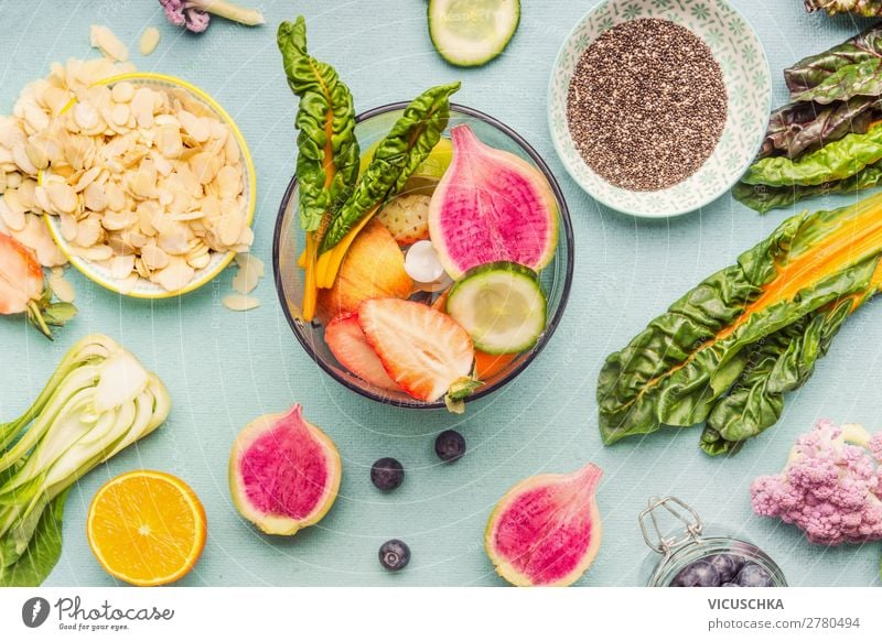Gesunde Smoothie Zutaten in Mixer Lebensmittel Gemüse Frucht Apfel Orange Ernährung Bioprodukte Vegetarische Ernährung Diät Getränk Lifestyle kaufen Design