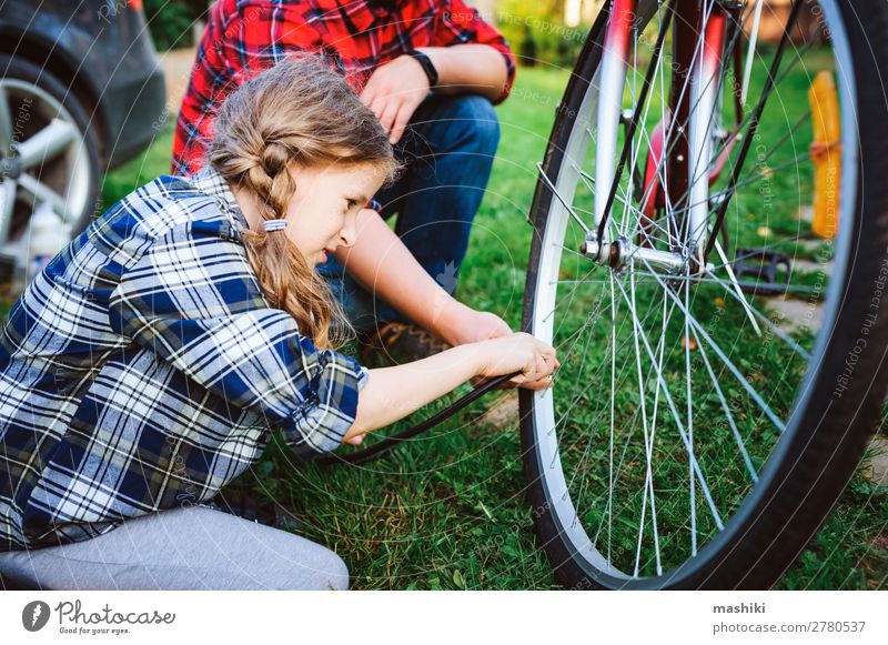 Vater und Tochter beheben Probleme mit dem Fahrrad Lifestyle Freizeit & Hobby Ferien & Urlaub & Reisen Sommer Sport Kindererziehung Schule Werkzeug Mann