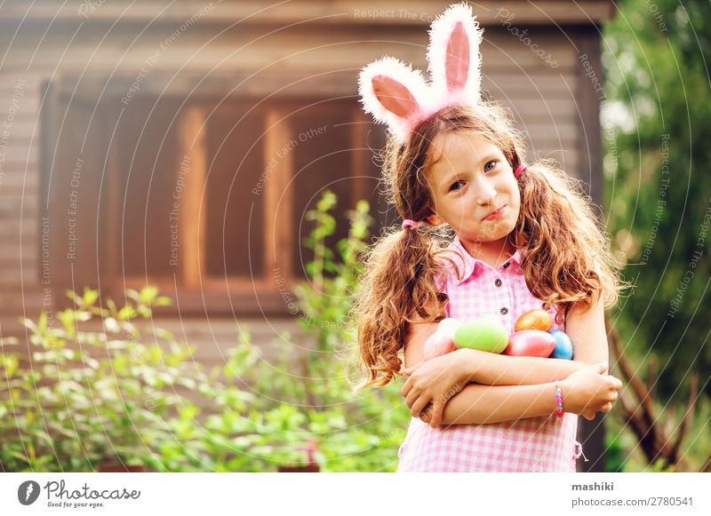 Osterporträt eines glücklichen Kindes Mädchen in Hasenohren Freude Glück Spielen Haus Garten Feste & Feiern Ostern Familie & Verwandtschaft Kindheit Natur Gras