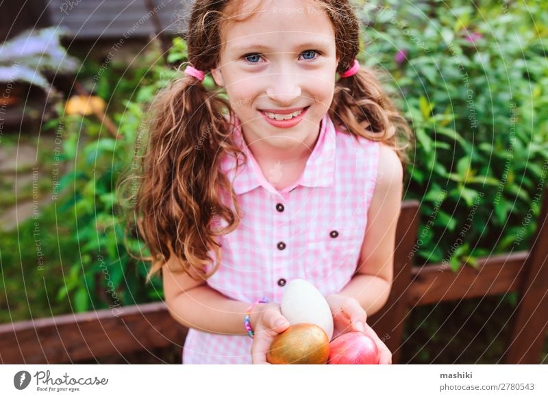 Osterporträt eines glücklichen Kindes Mädchens Freude Glück Spielen Jagd Haus Garten Feste & Feiern Ostern Familie & Verwandtschaft Kindheit Natur Gras Holz