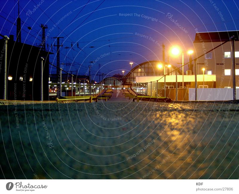 Bahnhofsgebiet Nacht Langzeitbelichtung Bremen Eisenbahn Licht Laterne Oberleitung Lomografie Abend KDF Hauptbahnhof Wagon Reflektion