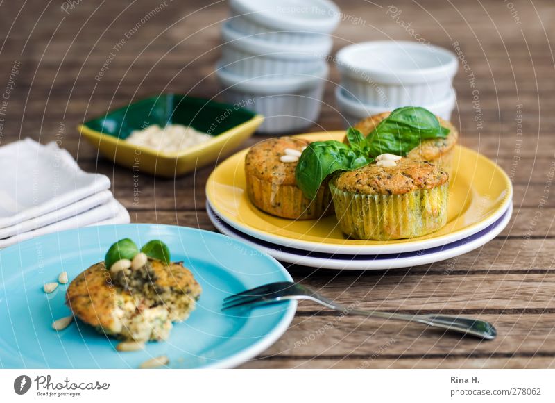 Tomaten - Basilikum - Muffins Lebensmittel Teigwaren Backwaren Büffet Brunch Picknick Vegetarische Ernährung Geschirr Teller Schalen & Schüsseln Gabel