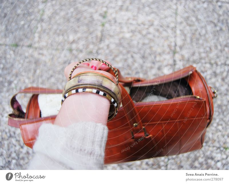 auf auf ! Lifestyle elegant Stil feminin Junge Frau Jugendliche Arme Hand Finger 1 Mensch 18-30 Jahre Erwachsene Mode Pullover Armband Accessoire Schmuck Tasche
