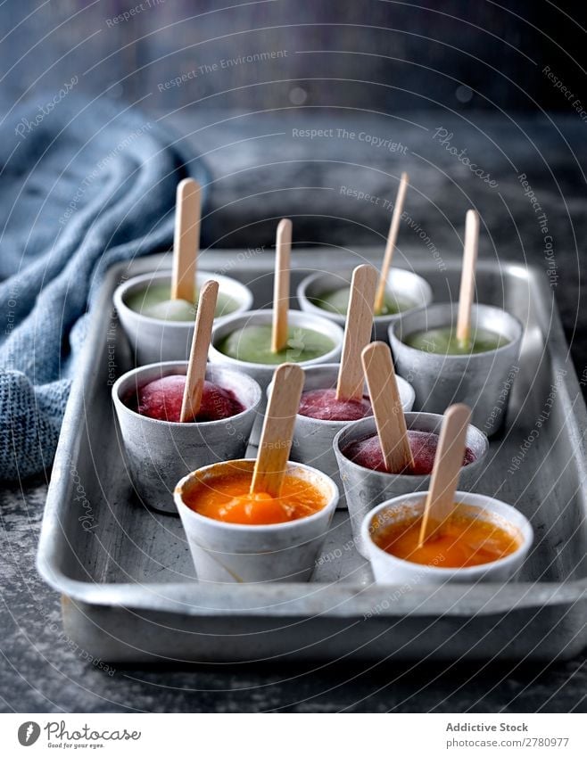 Verschiedene Eiswürfel auf dem Tablett Knalle Frucht Stieleis kalt Stock Lebensmittel gefroren Sommer Farbe hell gebastelt Verschiedenheit lecker süß Snack