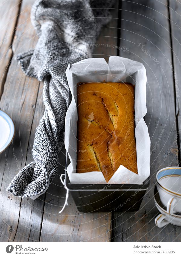 Nahaufnahme des gebackenen goldenen Birnenkuchens in Metallform mit Pergament auf einem rustikalen grauen Tisch. Kuchen Formular kochen & garen Bäckerei Küche