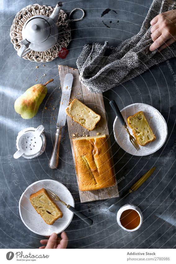 Schaufelblatt aus serviertem frisch gebackenem Birnenkuchen mit Tee auf rustikalem Tisch. Kuchen Teetrinken Kulisse Einstellungstabelle Essen Dessert