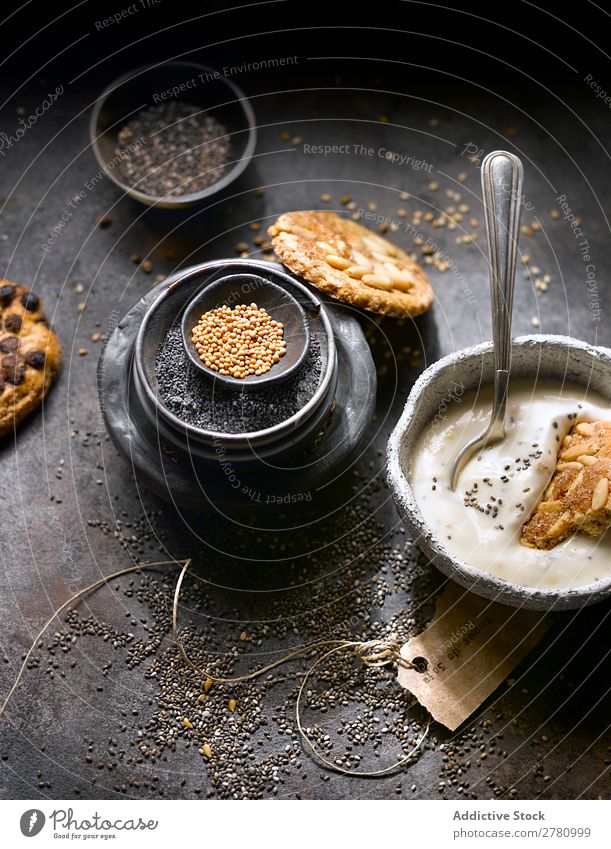 Joghurt mit Keksen und Saatgut-Sortiment Plätzchen organisch mischen Chiasamen Rezept Mohn Feinschmecker Entwurf Zusammensetzung rustikal Ordnung Gesundheit