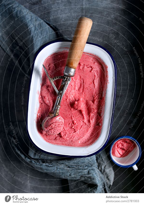 Bio-Erdbeereis in der Schale Erdbeeren Eiscreme rustikal selbstgemacht Entwurf Dessert Creme Lebensmittel Portion Sorbet Sortiment Sommer frisch Snack gefroren