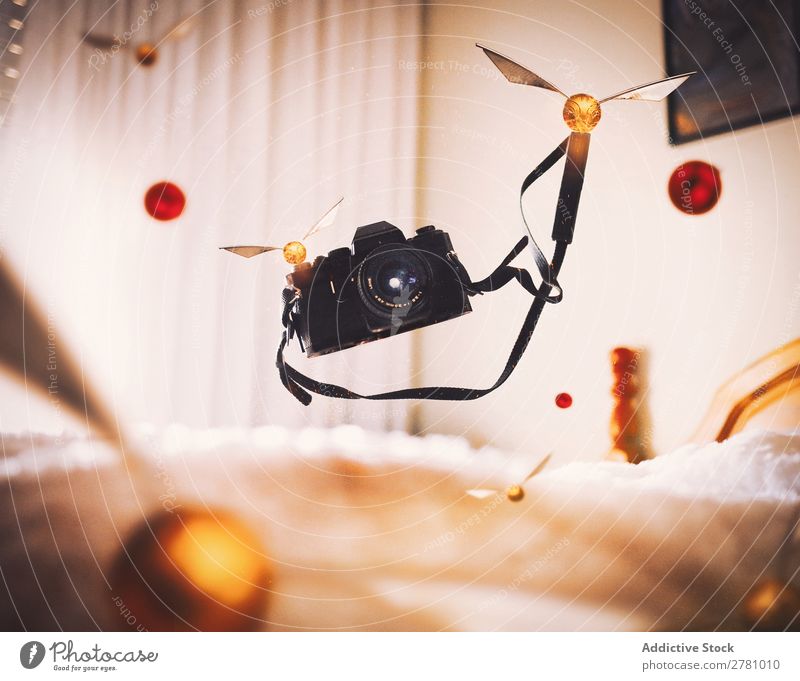 Fliegende Kamera mit Quidditches Fotokamera fliegen Fotografie Zauberei u. Magie alt Filmmaterial abstrakt schweben seltsam Entwurf Phantasie Verstand mystisch