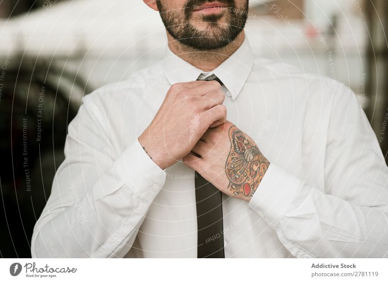Crop Mann Einstellschraube gutaussehend Stil Erwachsene Mode Krawatte ausrichten Mensch modisch Porträt Model attraktiv Typ modern trendy Macho Bekleidung