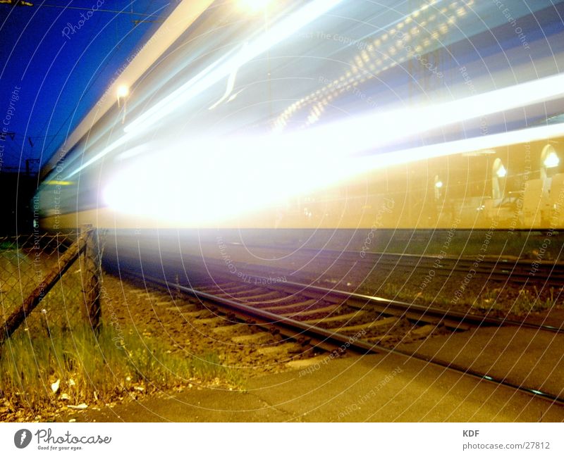 Metronom Eisenbahn Bremen Licht Bahnhof Nacht Langzeitbelichtung Streifen Geschwindigkeit Abend Ankunft Nachtfahrt gefährlich DB KDF Schinen Abenddämmerung