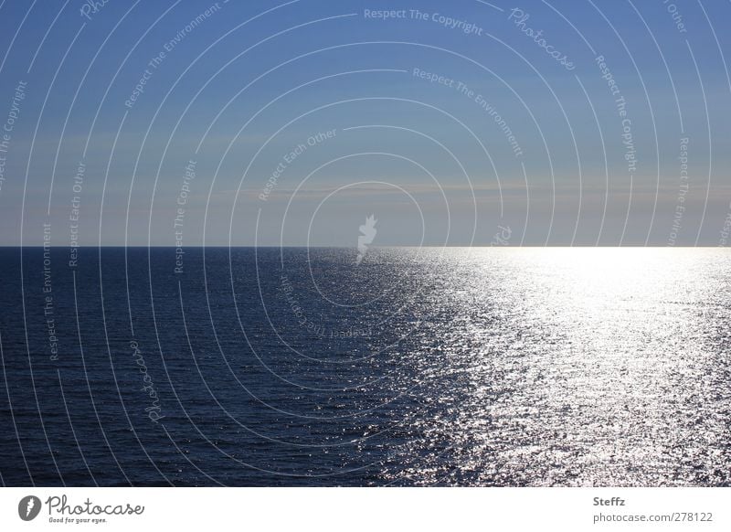 die Weite und das Licht Nordsee Meer maritim Fernweh Sehnsucht Sinn Meeresstimmung nordische Romantik Kreuzfahrt Ferne Horizont Lichtschein blaugrau silbergrau