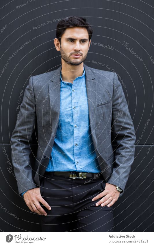 Eleganter junger Geschäftsmann auf der Straße Mann Business Mode gutaussehend Jugendliche Blick Model Mensch Hintergrundbild Anzug modern Exekutive selbstbewußt
